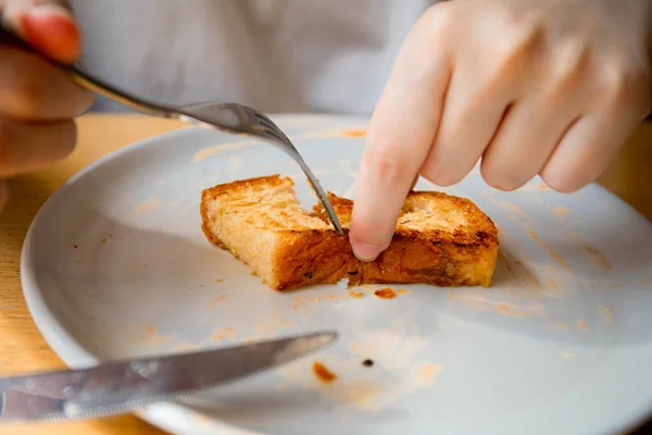 Une Fille Avec Couteau Une Fourchette Mange Petit Déjeuner Anglais — Photo