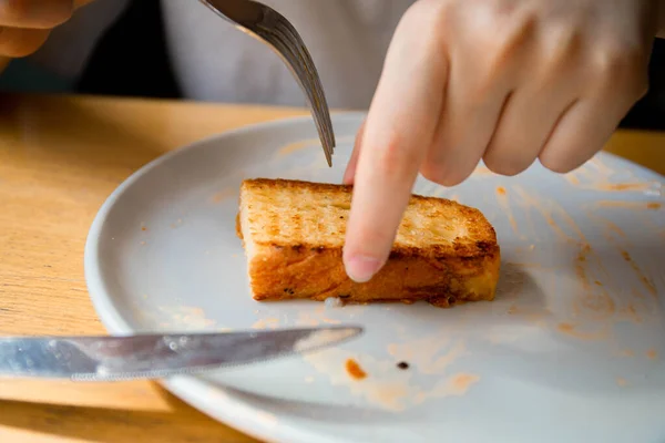 Une Fille Avec Couteau Une Fourchette Mange Petit Déjeuner Anglais — Photo