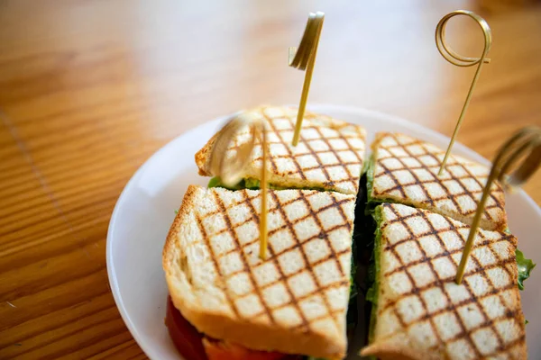 Бутерброд Куркою Травами Смажать Тісто Якого Листя Салату Залишає Помідори — стокове фото