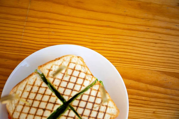 Sandwich Avec Poulet Des Herbes Frites Dans Poubelle Pâte Partir — Photo