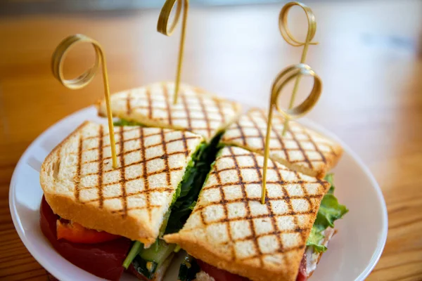 Бутерброд Куркою Травами Смажать Тісто Якого Листя Салату Залишає Помідори — стокове фото