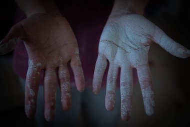Elleriyle çalıştıktan sonra beyaz boyaya bulanmış güzel kadınların elleri. Ev tadilatı. Resim işe yarıyor. Elleri boyayla kaplı. dokuyu beyazlatıyor