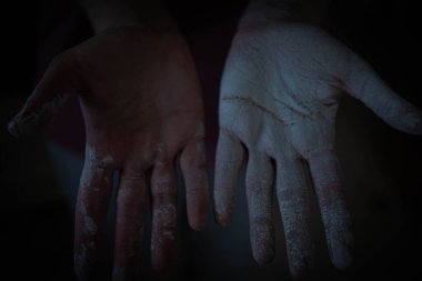 Elleriyle çalıştıktan sonra beyaz boyaya bulanmış güzel kadınların elleri. Ev tadilatı. Resim işe yarıyor. Elleri boyayla kaplı. dokuyu beyazlatıyor