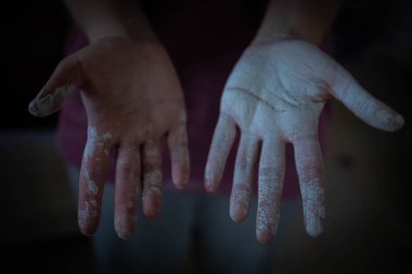 Elleriyle çalıştıktan sonra beyaz boyaya bulanmış güzel kadınların elleri. Ev tadilatı. Resim işe yarıyor. Elleri boyayla kaplı. dokuyu beyazlatıyor