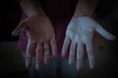Elleriyle çalıştıktan sonra beyaz boyaya bulanmış güzel kadınların elleri. Ev tadilatı. Resim işe yarıyor. Elleri boyayla kaplı. dokuyu beyazlatıyor
