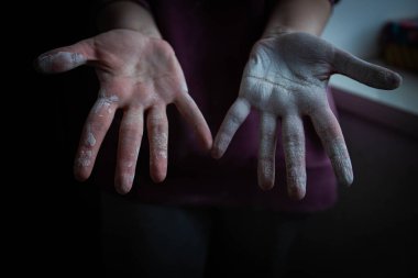 Elleriyle çalıştıktan sonra beyaz boyaya bulanmış güzel kadınların elleri. Ev tadilatı. Resim işe yarıyor. Elleri boyayla kaplı. dokuyu beyazlatıyor