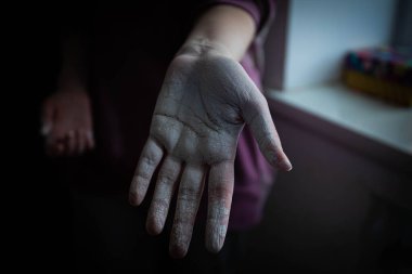 Elleriyle çalıştıktan sonra beyaz boyaya bulanmış güzel kadınların elleri. Ev tadilatı. Resim işe yarıyor. Elleri boyayla kaplı. dokuyu beyazlatıyor