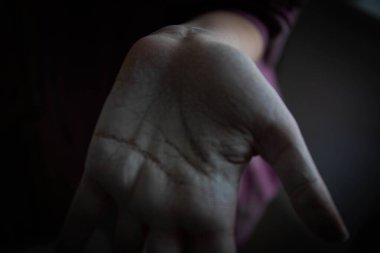 Elleriyle çalıştıktan sonra beyaz boyaya bulanmış güzel kadınların elleri. Ev tadilatı. Resim işe yarıyor. Elleri boyayla kaplı. dokuyu beyazlatıyor