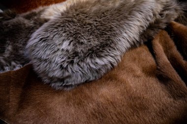 Satılık doğal hayvan derileri yığılmış. inek ve koyun derisi