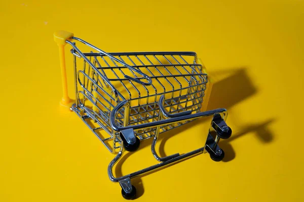 Carrito Compra Supermercado Visible Sobre Fondo Amarillo Pequeño Carro Abstracto —  Fotos de Stock