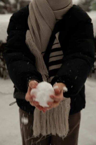 Девушка Черной Куртке Сером Шарфе Держит Снежок Руках Сжимает Бросает — стоковое фото