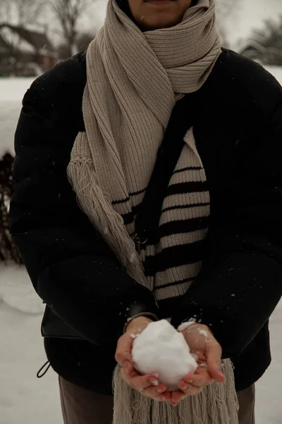 Siyah Ceketli Gri Eşarplı Bir Kız Elinde Bir Kartopu Tutuyor — Stok fotoğraf