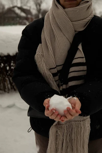 Siyah Ceketli Gri Eşarplı Bir Kız Elinde Bir Kartopu Tutuyor — Stok fotoğraf