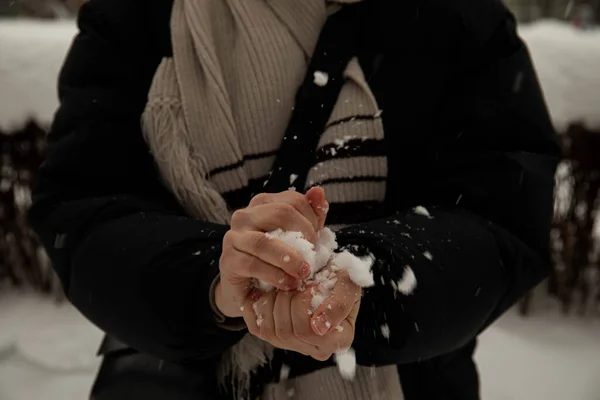 Dívka Černém Saku Šedém Šátku Drží Rukou Sněhovou Kouli Zmačká — Stock fotografie
