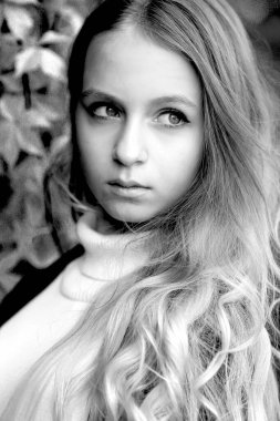 Kafkasyalı genç bir kızın siyah beyaz portresi. Ciddi bir bakış ve düşünceli bir davranış. Gençlik ve güzellik kavramı