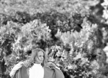 Parkta mükemmel havada doğanın tadını çıkaran çarpıcı ve duygusal beyaz bir genç kızın siyah beyaz fotoğrafı. Sonbahar moda konsepti.