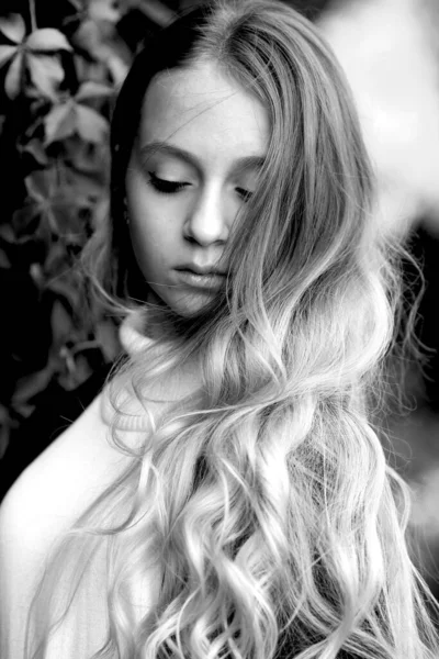 Fekete Fehér Portré Egy Szelíd Megható Szexi Fiatal Kaukázusi Lányról — Stock Fotó