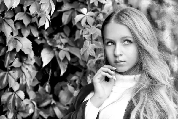 Siyah Beyaz Pankartlı Bir Genç Kız Portresi Arka Plan Parlak — Stok fotoğraf