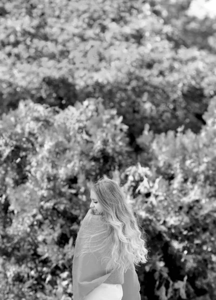 Černobílá Fotka Mladé Dívky Zezadu Krásné Dlouhé Blond Vlasy Letu — Stock fotografie
