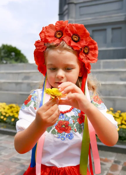 Зблизька Зображена Мила Дівчина Національній Яскраво Червоній Сукні Вінок Маків — стокове фото