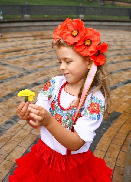 Holčička Národních Jasně Červených Šatech Věnec Máku Žlutou Květinou Rukou — Stock fotografie