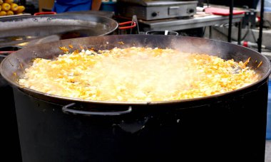 Kızarmış soğan ve havuç. Yemek pişirme konsepti. Sokak Fuarı.