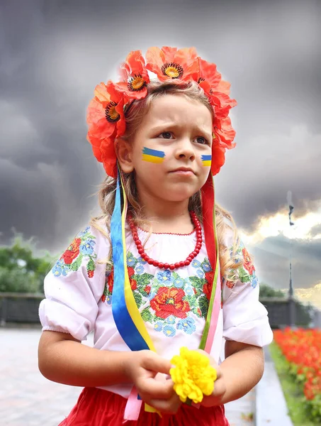 Koncept Války Mezi Ruskem Ukrajinou Žádná Válka Malá Ukrajinská Dívka — Stock fotografie