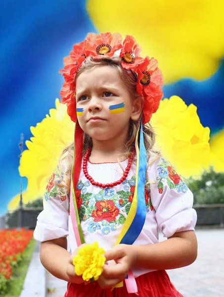 Malá Ukrajinská Dívka Národním Kostýmu Portrét Pozadí Národních Modrých Žlutých — Stock fotografie