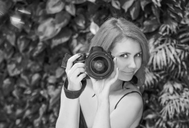 Profesyonel kameralı siyah beyaz pankart. Fotoğrafçı. Arka planda yeşil bir duvar var. Boşluğu kopyala