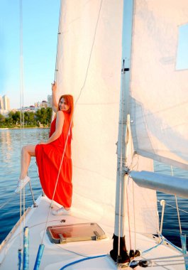 Yaz manzaralı bayrak. Ufuk, mavi nehir, kırmızı elbiseli genç kadın rüya gibi.