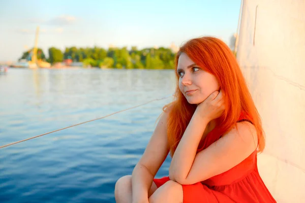 Знамя Летним Пейзажем Горизонт Синяя Река Молодая Женщина Красном Платье — стоковое фото