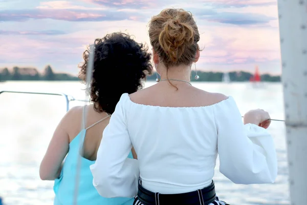 Girls Girlfriends Back View Sailing Yacht Background Stunning Sunset Blue — Stok fotoğraf