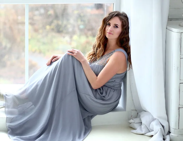 Modekonzept Schöne Brünette Kaukasierin Einem Lavendelkleid Sitzend Hotelnummer — Stockfoto