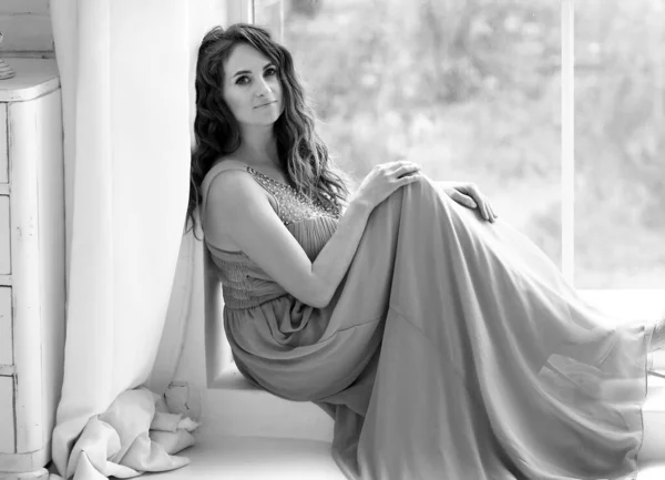 Black White Photo Beautiful Brunette Girl Sitting Lavender Dress Hotel — Photo