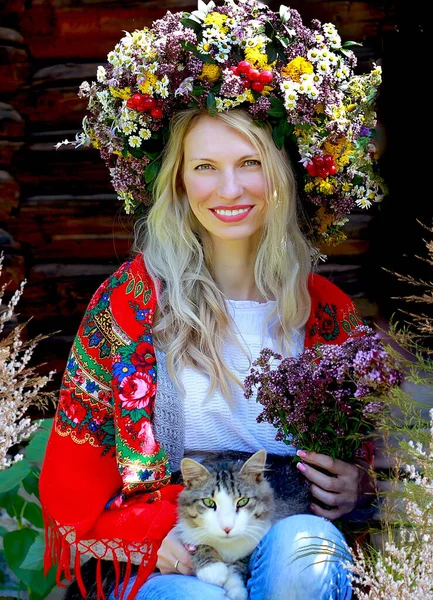 Portrét Krásné Blondýny Úsměvem Květinovém Věnci Červeným Šátkem Ramenou Kočkou — Stock fotografie