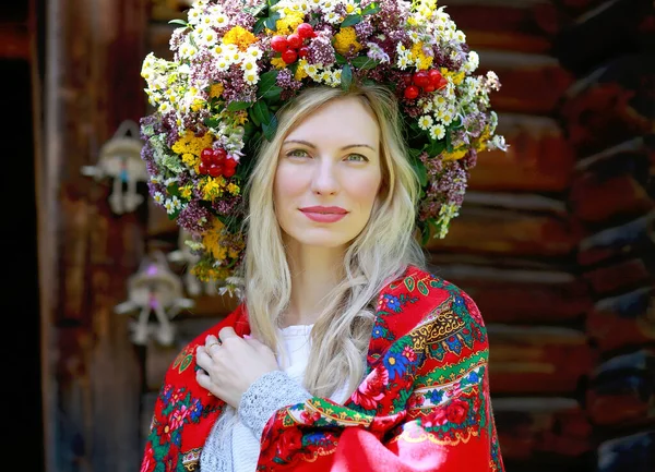 Vacker Blond Flicka Med Ett Leende Blomkrans Röd Halsduk Axlarna — Stockfoto