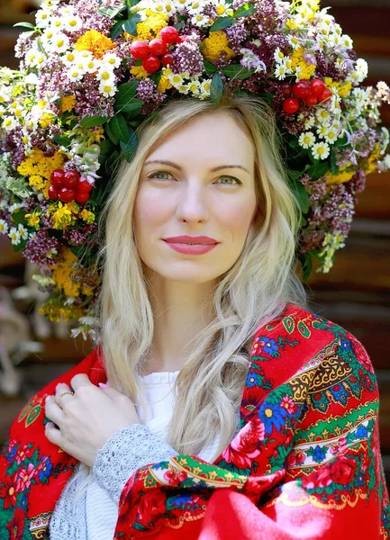 Una Hermosa Chica Rubia Con Una Sonrisa Una Corona Flores —  Fotos de Stock