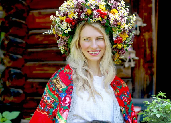 一个美丽的金发姑娘的画像 戴着花环 肩上戴着一条红围巾 面带微笑 独立日 乌克兰传统概念 — 图库照片