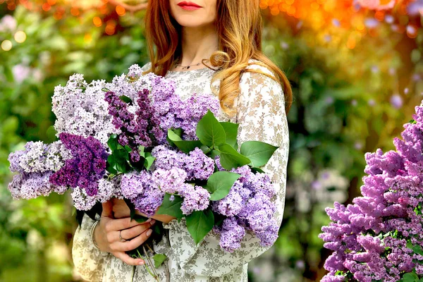 Schöne Mädchen Mit Einem Hellen Strauß Flieder Garten Hintergrund Natur — Stockfoto