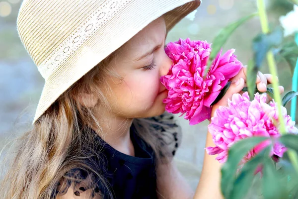 Menina Bonito Chapéu Com Buquê Peônias Rosa Brilhantes Perto Seu — Fotografia de Stock