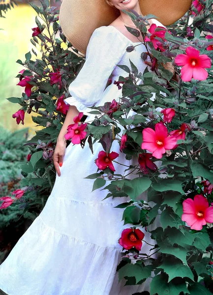 Mujer Joven Con Sombrero Paja Vestido Blanco Cerca Flores Malva —  Fotos de Stock