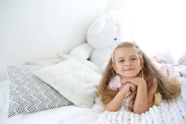 Pequena Menina Branca Bonito Com Sorriso Deitado Cama Interior Brilhante Imagem De Stock