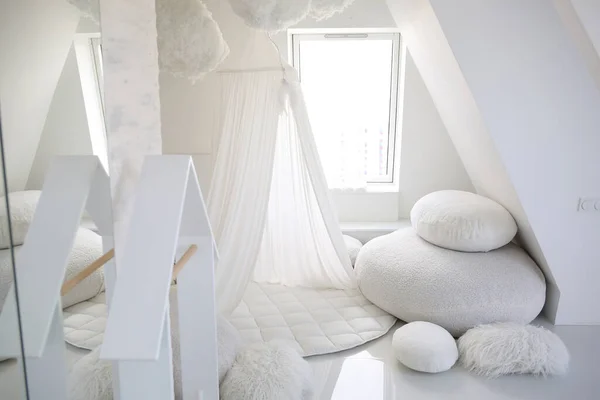 Branco Wigwam Tenda Com Tapete Travesseiros Grandes Pequenos Macios Quarto Imagens Royalty-Free