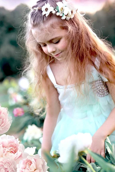 Mała Urocza Biała Dziewczyna Uśmiechem Czarnej Sukience Kapeluszem Różowymi Piwoniami — Zdjęcie stockowe