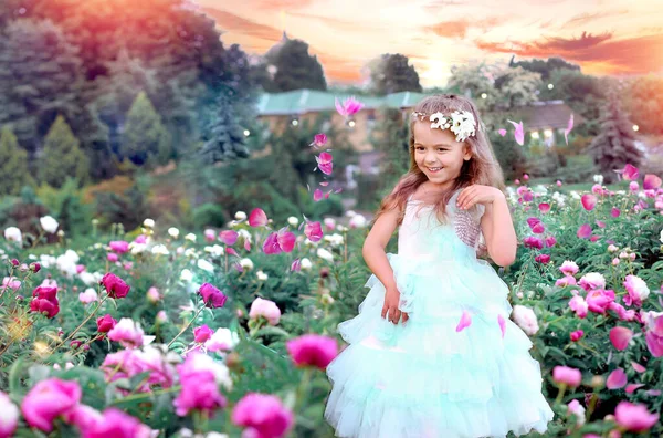 Şakayık Bahçesinde Yürüyen Nane Rengi Elbiseli Şirin Beyaz Bir Kızla — Stok fotoğraf