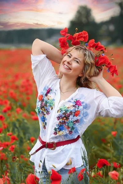 Щаслива Молода Жінка Вінці Маків Білій Сорочці Дивовижна Природа Заході — стокове фото
