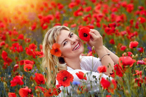 Splendido Ritratto Ravvicinato Una Giovane Donna Caucasica Bionda Con Fiore — Foto Stock