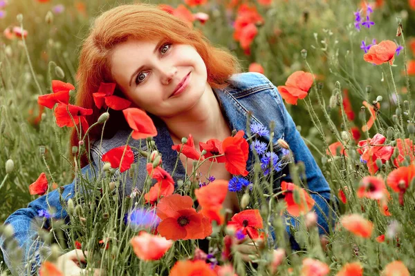 Uśmiechnięta Szczęśliwa Młoda Rudowłosa Kobieta Niebieskiej Kurtce Jeansowej Cieszy Się — Zdjęcie stockowe