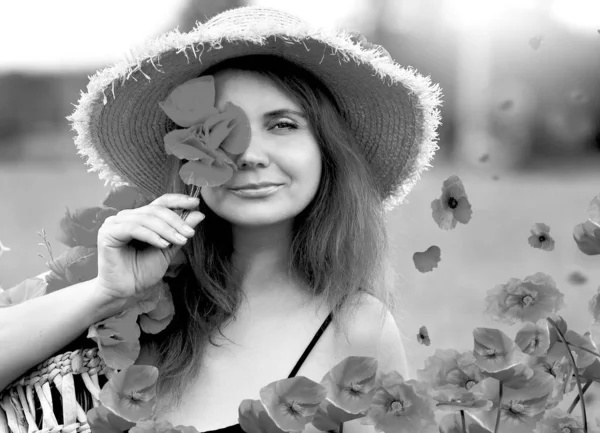 Черно Белый Портрет Счастливая Молодая Рыжая Женщина Черном Платье Шляпа — стоковое фото