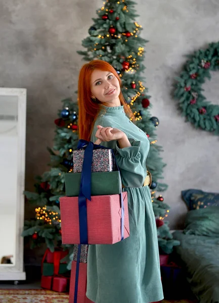 Fröhliches Und Schönes Kaukasisches Mädchen Einem Grünen Kleid Mit Geschenkschachteln — Stockfoto